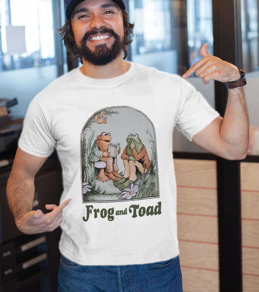 Frog And Toad Reading Together T-Shirt