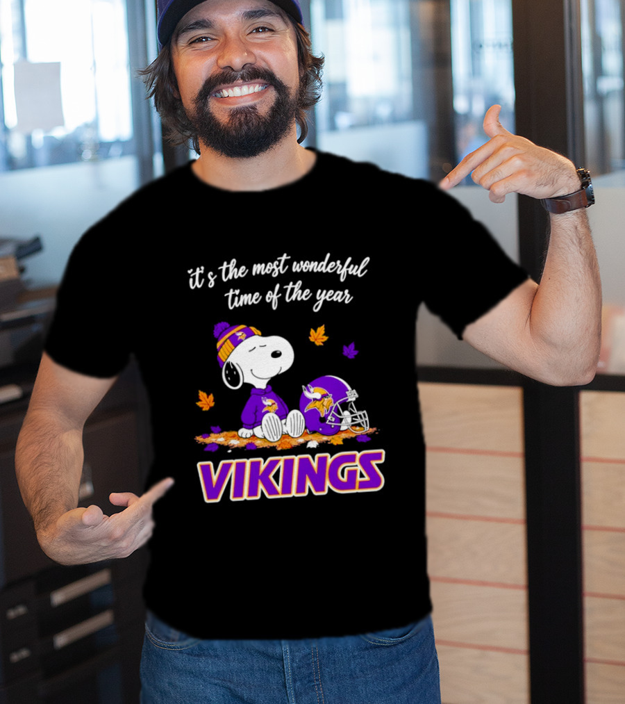 Minnesota Vikings It's The Most Wonderful Time Of The Year Snoopy Sitting Helmet Autumn Leaves T-Shirt