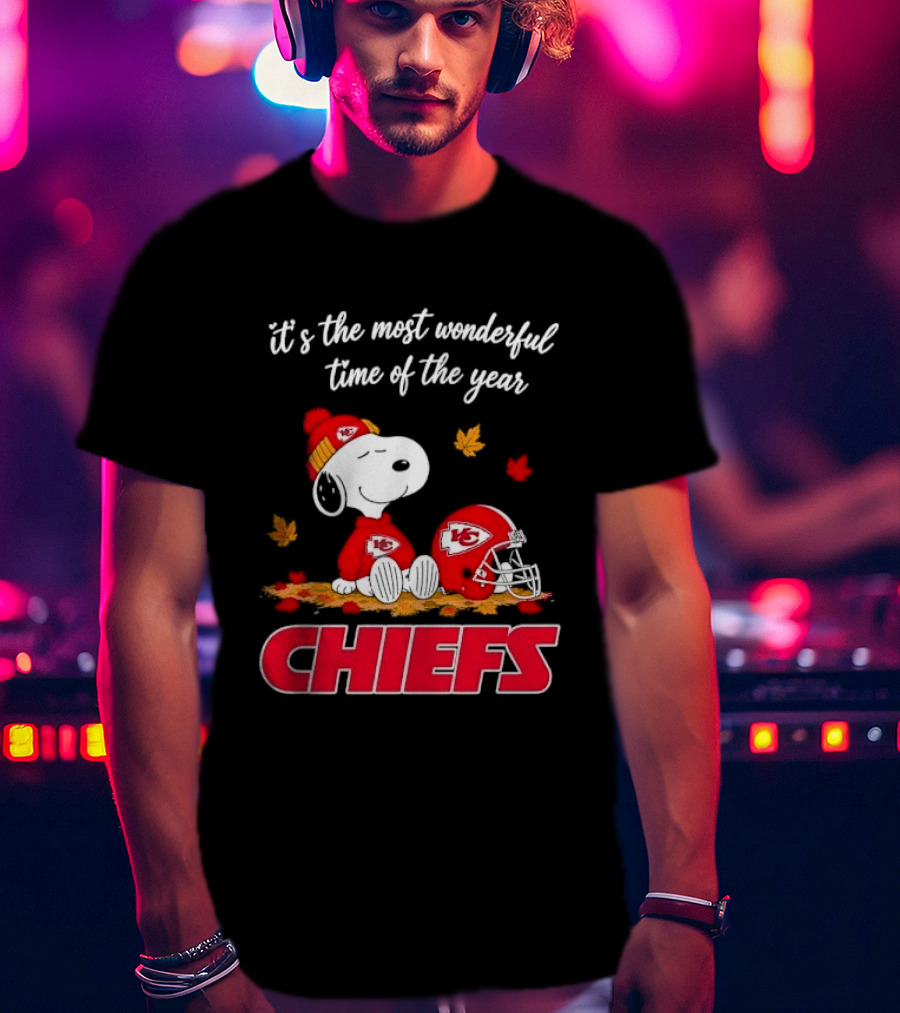 Kansas City Chiefs Snoopy It's The Most Wonderful Time Of The Year Helmet Autumn Leaves T-Shirt