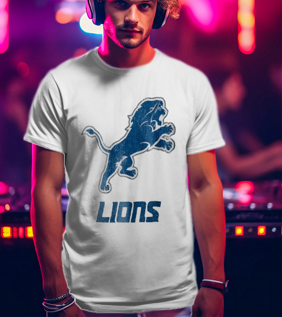 Detroit Lions Distressed Blue Leaping Lion Vintage Team Spirit T-Shirt