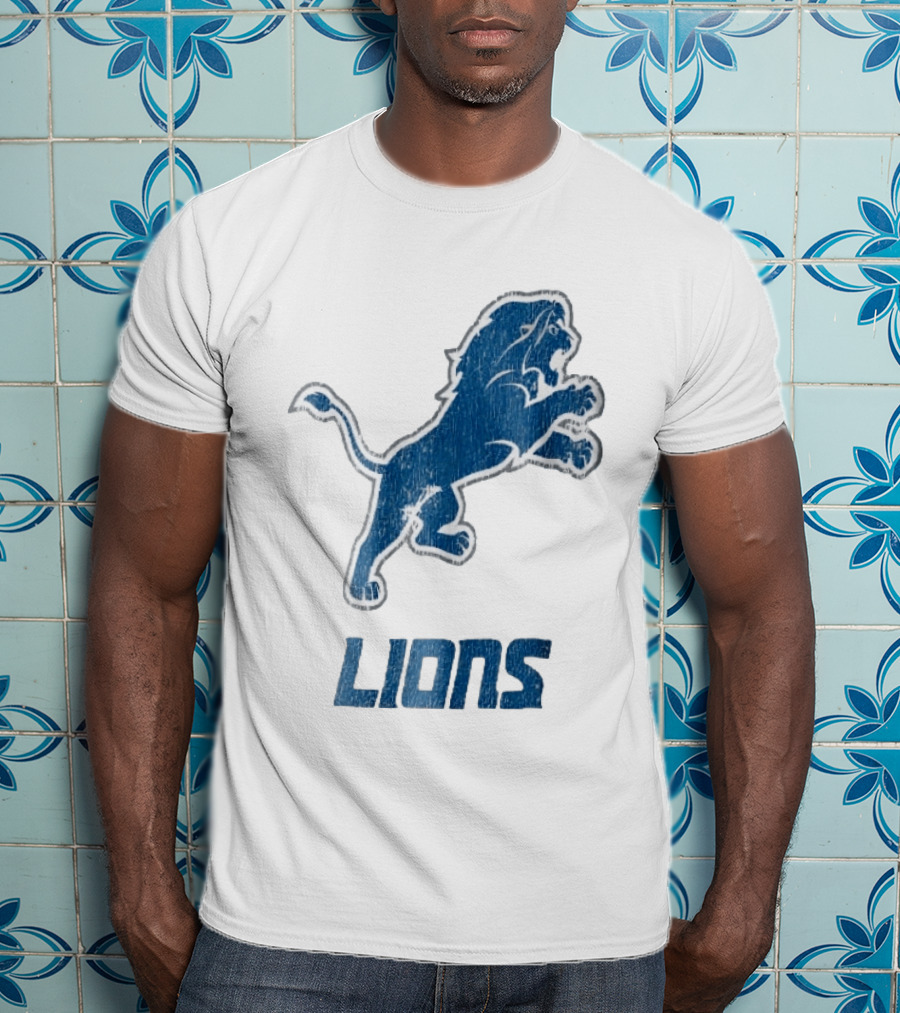 Detroit Lions Distressed Blue Leaping Lion Vintage Team Spirit T-Shirt