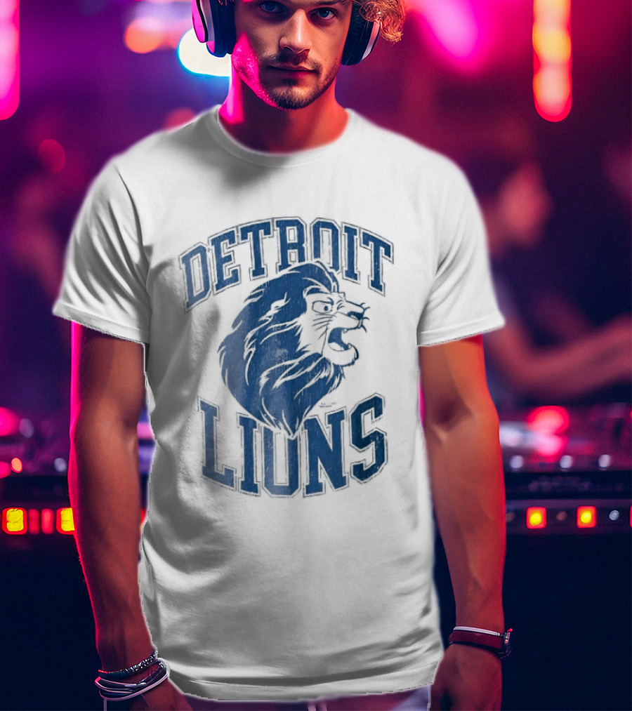 Detroit Lions Distressed Roaring Lion Head Varsity T-Shirt