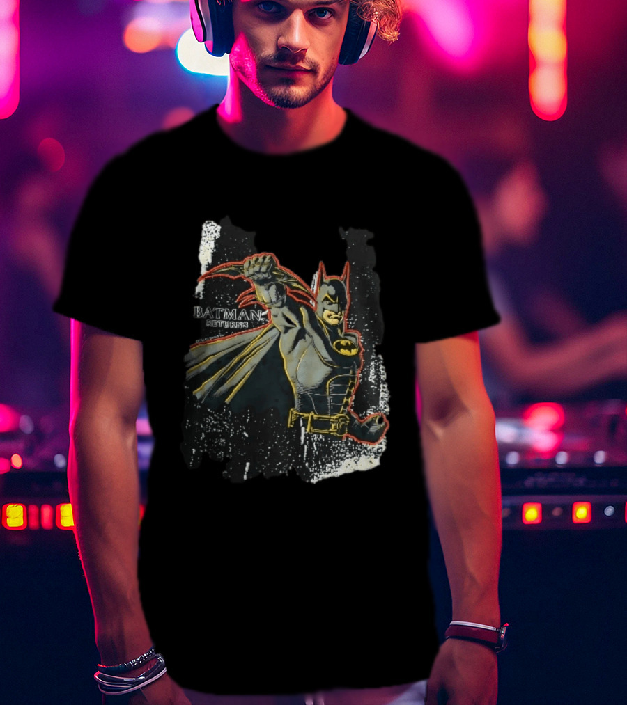 DC Comics Batman Returns 1992 Masked Superhero Holding Batarang Distressed Batman T-Shirt