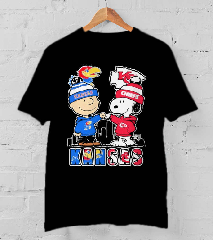 Kansas Jayhawks Kansas City Chiefs Peanuts Christmas 2025 Snoopy And Woodstock Fist Bump T-Shirt