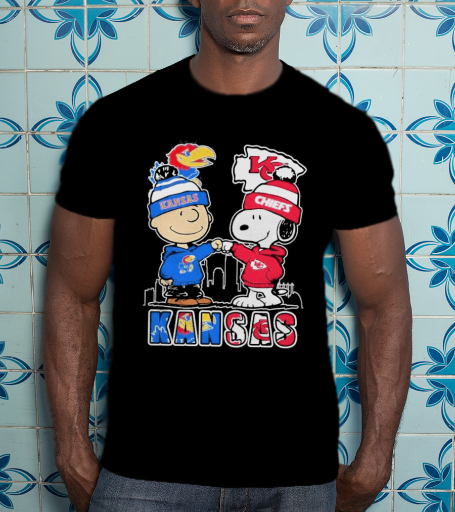 Kansas Jayhawks Kansas City Chiefs Peanuts Christmas 2025 Snoopy And Woodstock Fist Bump T-Shirt