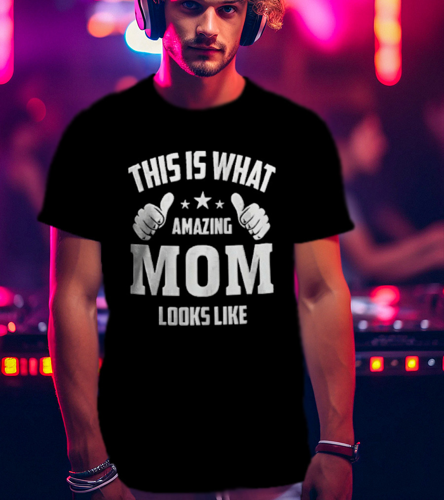 This Is What Amazing Mom Looks Like Two Thumbs Pointing Stars T-Shirt
