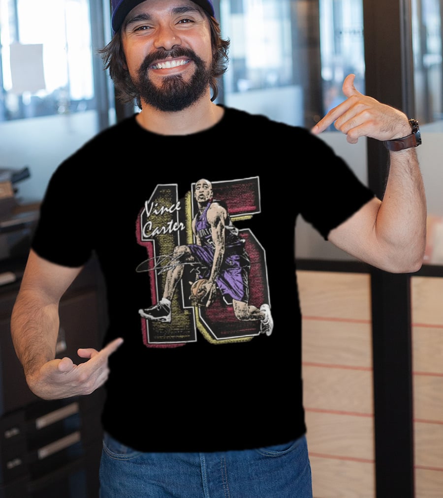 Vince Carter Toronto Raptors Number 15 Dunking Action Grunge T-Shirt