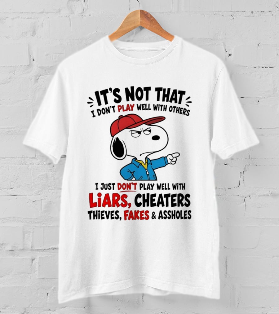 Snoopy It's Not That I Don't Play Well With Others I Just Don't Play Well With Liars Cheaters Thieves Fakes T-Shirt