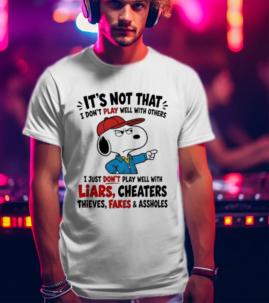 Snoopy It's Not That I Don't Play Well With Others I Just Don't Play Well With Liars Cheaters Thieves Fakes T-Shirt