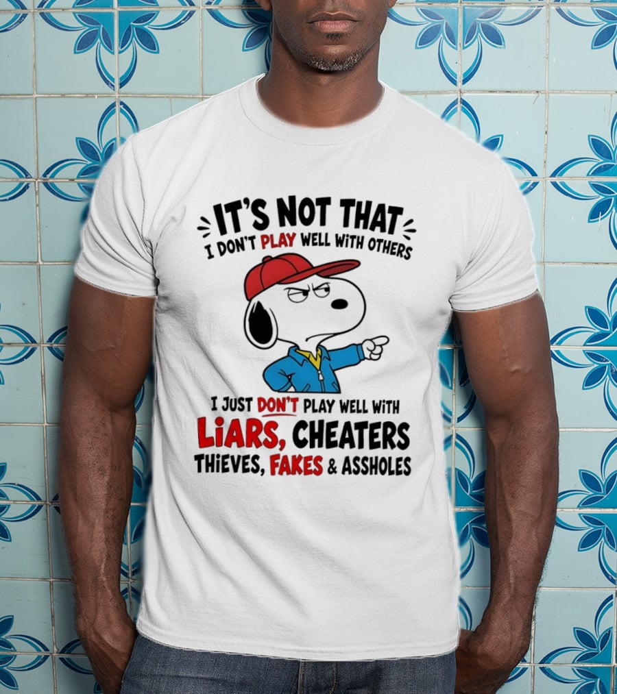 Snoopy It's Not That I Don't Play Well With Others I Just Don't Play Well With Liars Cheaters Thieves Fakes T-Shirt