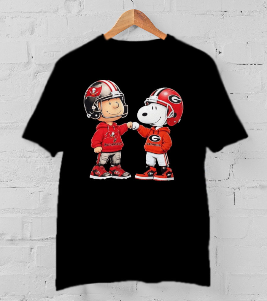 Charlie Brown Snoopy Tampa Bay Buccaneers Georgia Bulldogs Fist Bump T-Shirt