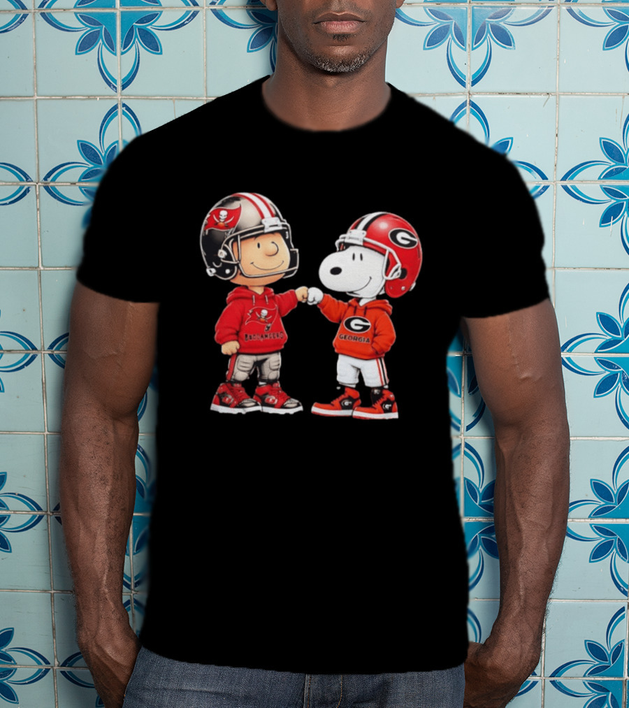 Charlie Brown Snoopy Tampa Bay Buccaneers Georgia Bulldogs Fist Bump T-Shirt