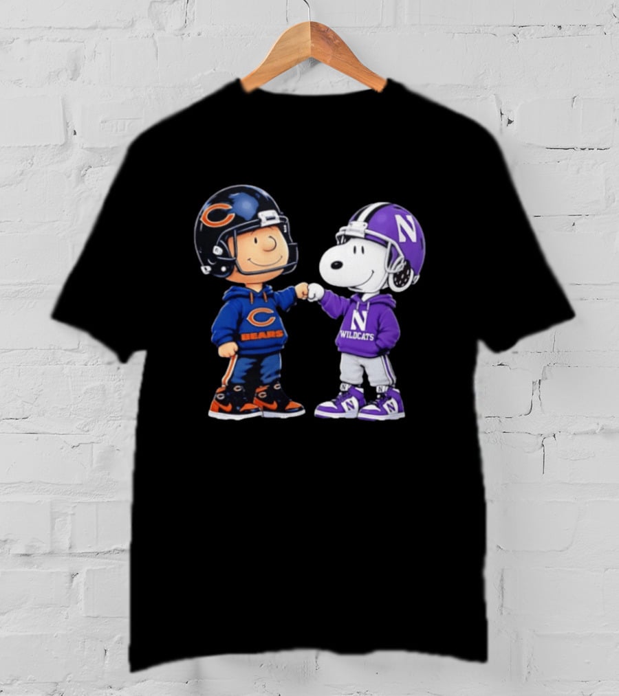 Peanuts Collaboration Chicago Bears Northwestern Wildcats Fist Bump Charlie Brown Snoopy Football Fans T-Shirt