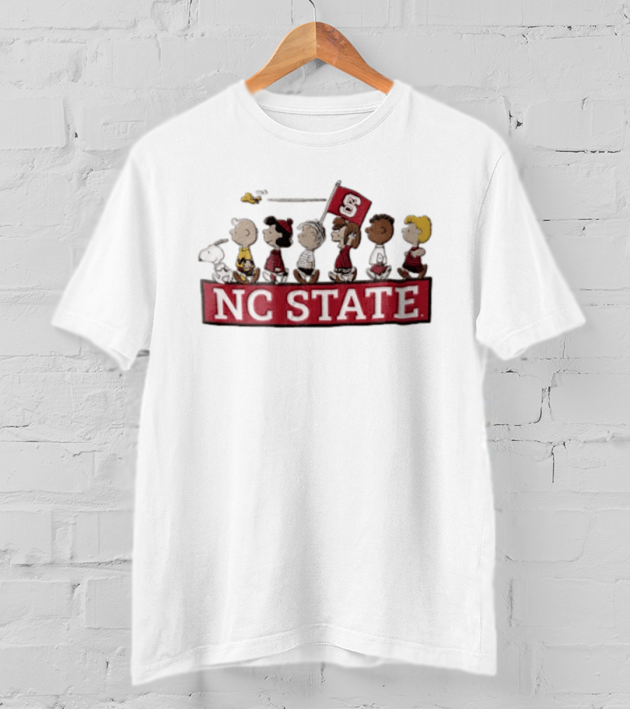 NC State University Peanuts Characters Walking With Flag 2006 Snoopy Woodstock Charlie Brown Lucy Linus Peppermint Patty Franklin T-Shirt