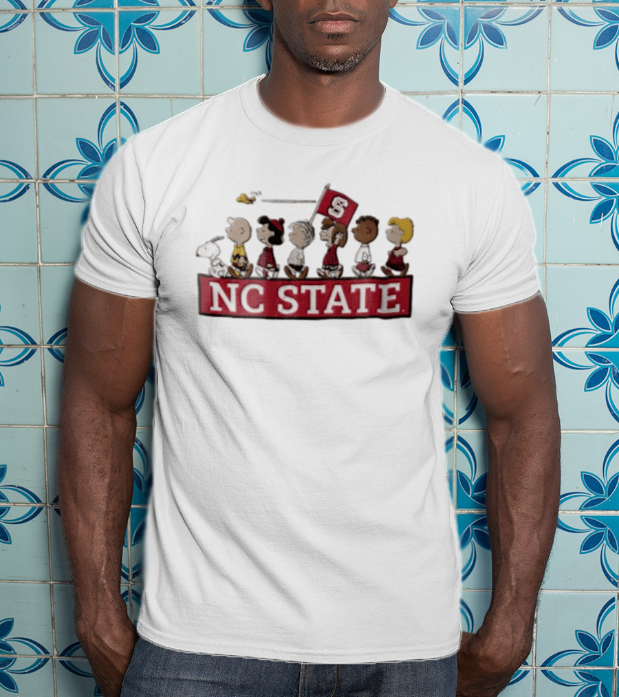 NC State University Peanuts Characters Walking With Flag 2006 Snoopy Woodstock Charlie Brown Lucy Linus Peppermint Patty Franklin T-Shirt