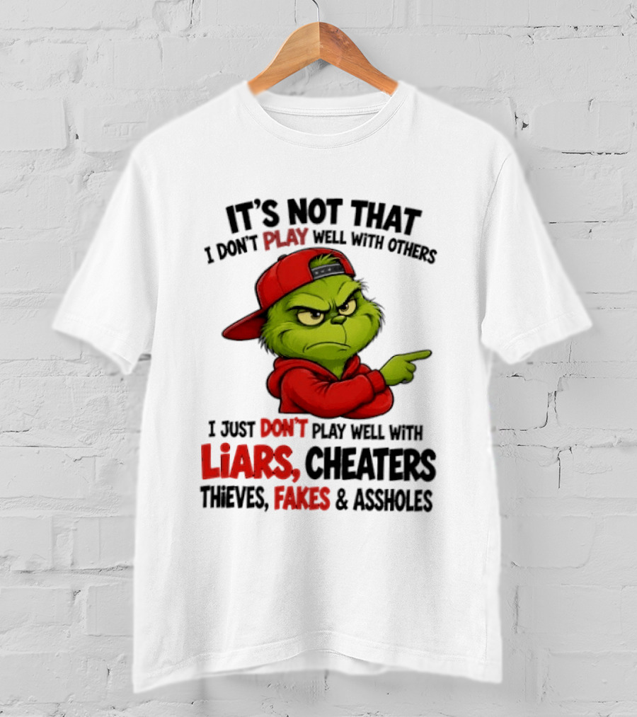Grinch It's Not That I Don't Play Well With Others I Just Don't Play Well With Liars Cheaters Thieves Fakes & Assholes T-Shirt