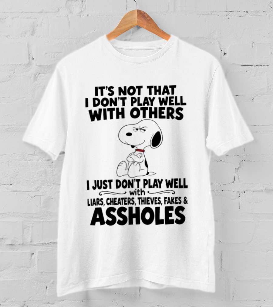 Snoopy It's Not That I Don't Play Well With Others I Just Don't Play Well With Liars Cheaters Thieves Fakes And Assholes T-Shirt