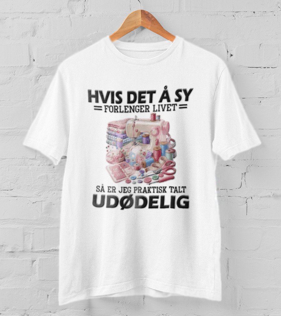 Hvis Det A Sy Forlenger Livet Sa Er Jeg Praktisk Talt Udodelig Symaskin Sytilbehør T-Shirt