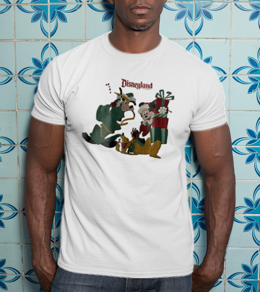 Disneyland Goofy Mickey Pluto Christmas T-Shirt