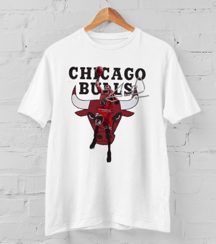 Scottie Pippen 33 Chicago Bulls Jumping Dunk Iconic Bulls T-Shirt