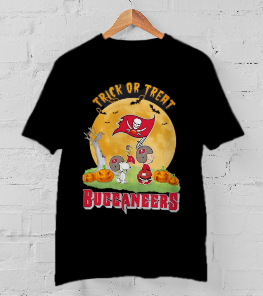 Tampa Bay Buccaneers Peanuts Trick Or Treat Halloween Moon Pumpkins T-Shirt