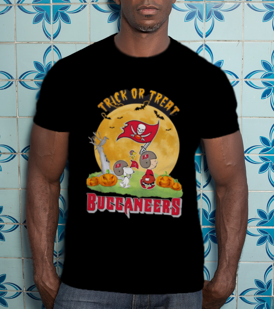 Tampa Bay Buccaneers Peanuts Trick Or Treat Halloween Moon Pumpkins T-Shirt