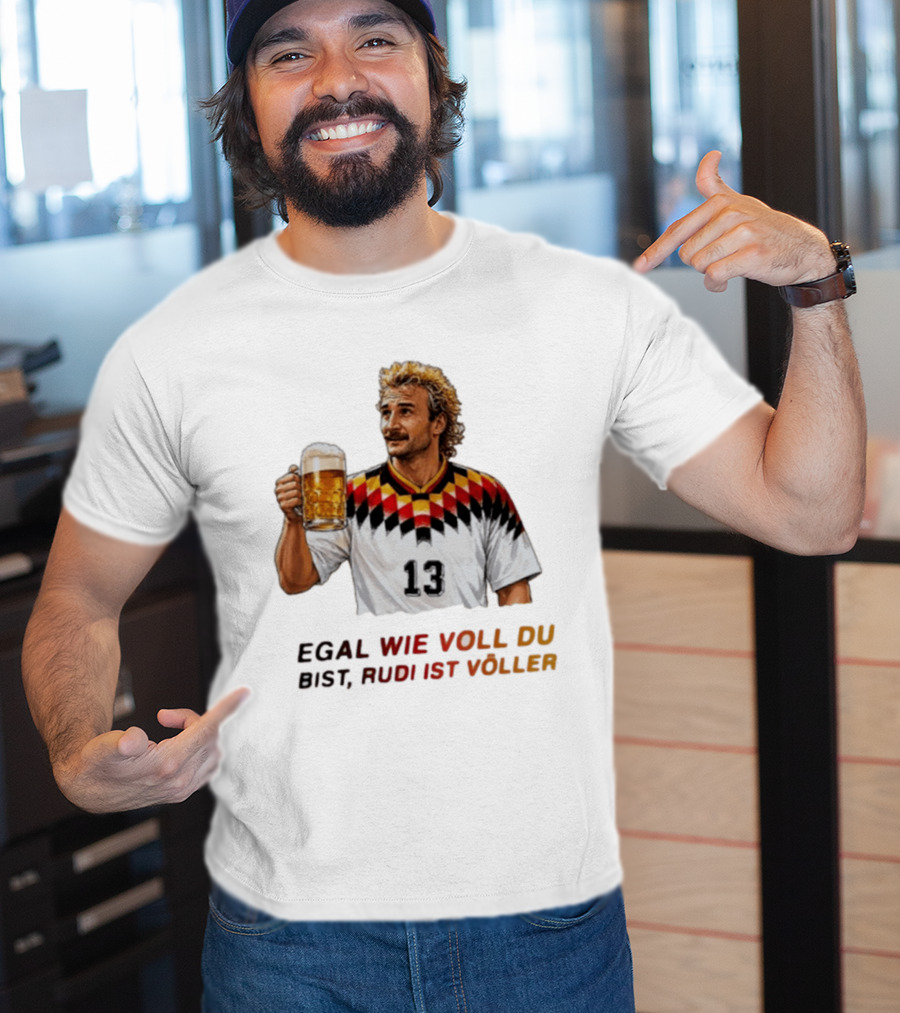 EGAL WIE VOLL DU BIST RUDI IST VÖLLER 13 Fußball Legende Mit Bierkrug T-Shirt