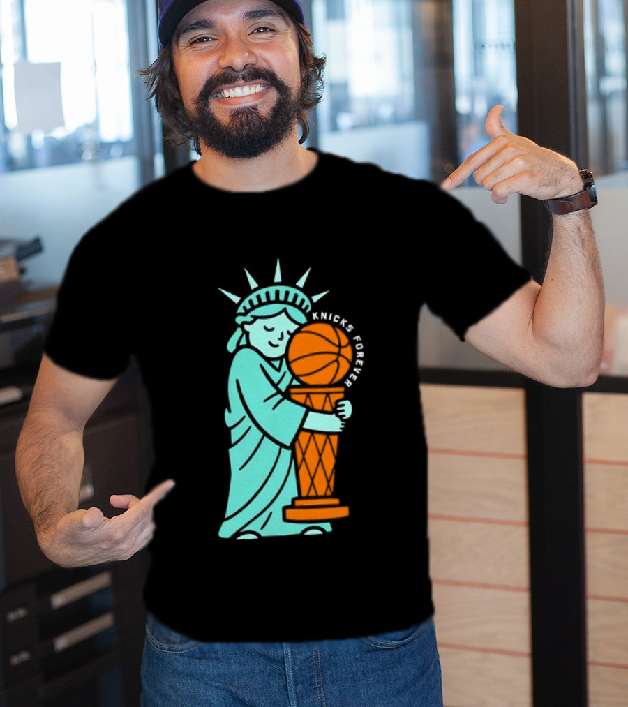 Statue Of Liberty Hug Larry O'Brien Trophy Knicks Forever T-Shirt