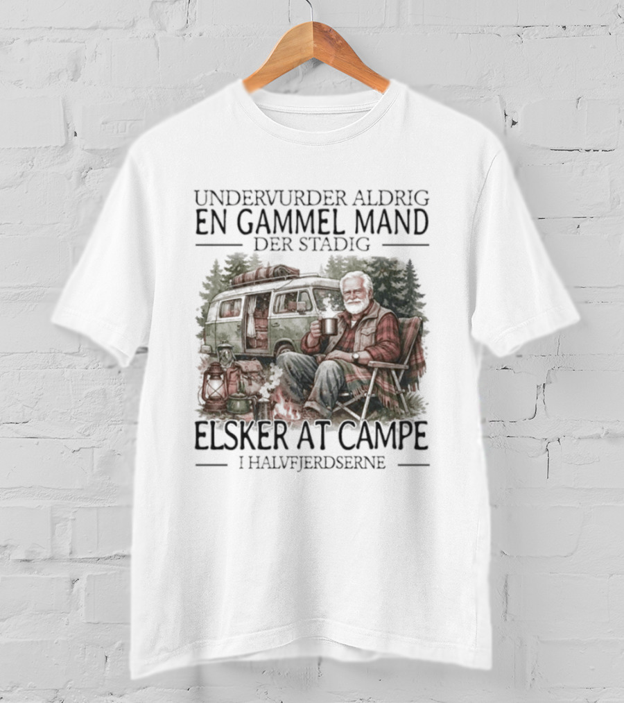 Undervurder Aldrig En Gammel Mand Der Stadig Elsker At Campere I Halvfjerdserne T-Shirt