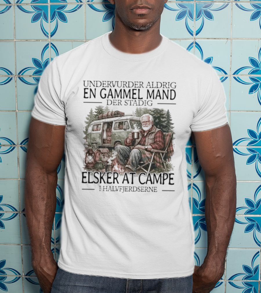 Undervurder Aldrig En Gammel Mand Der Stadig Elsker At Campere I Halvfjerdserne T-Shirt