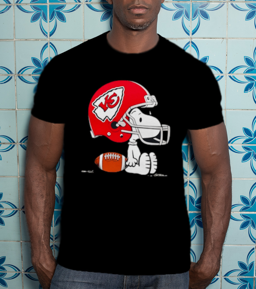 Snoopy Kansas City Chiefs Helmet Football T-Shirt