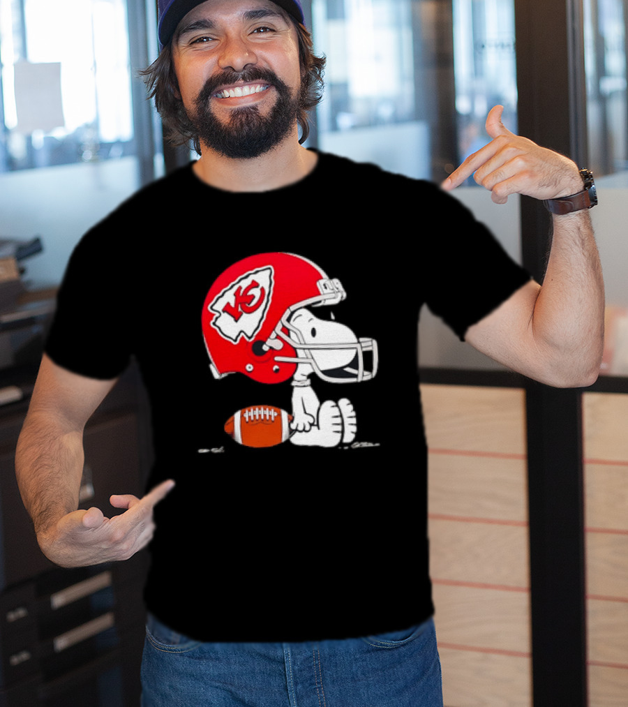 Snoopy Kansas City Chiefs Helmet Football T-Shirt