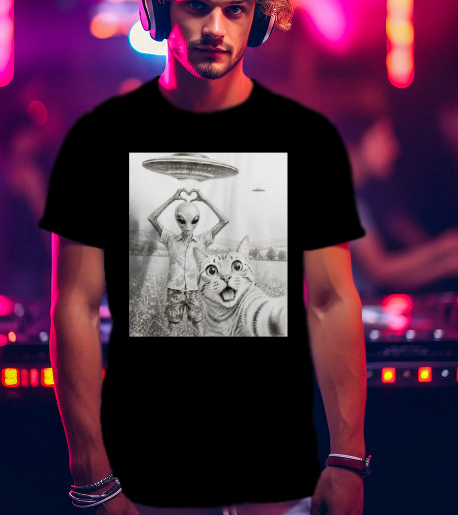 Alien And Cat Selfie UFO Extraterrestrial Meadow Scene T-Shirt