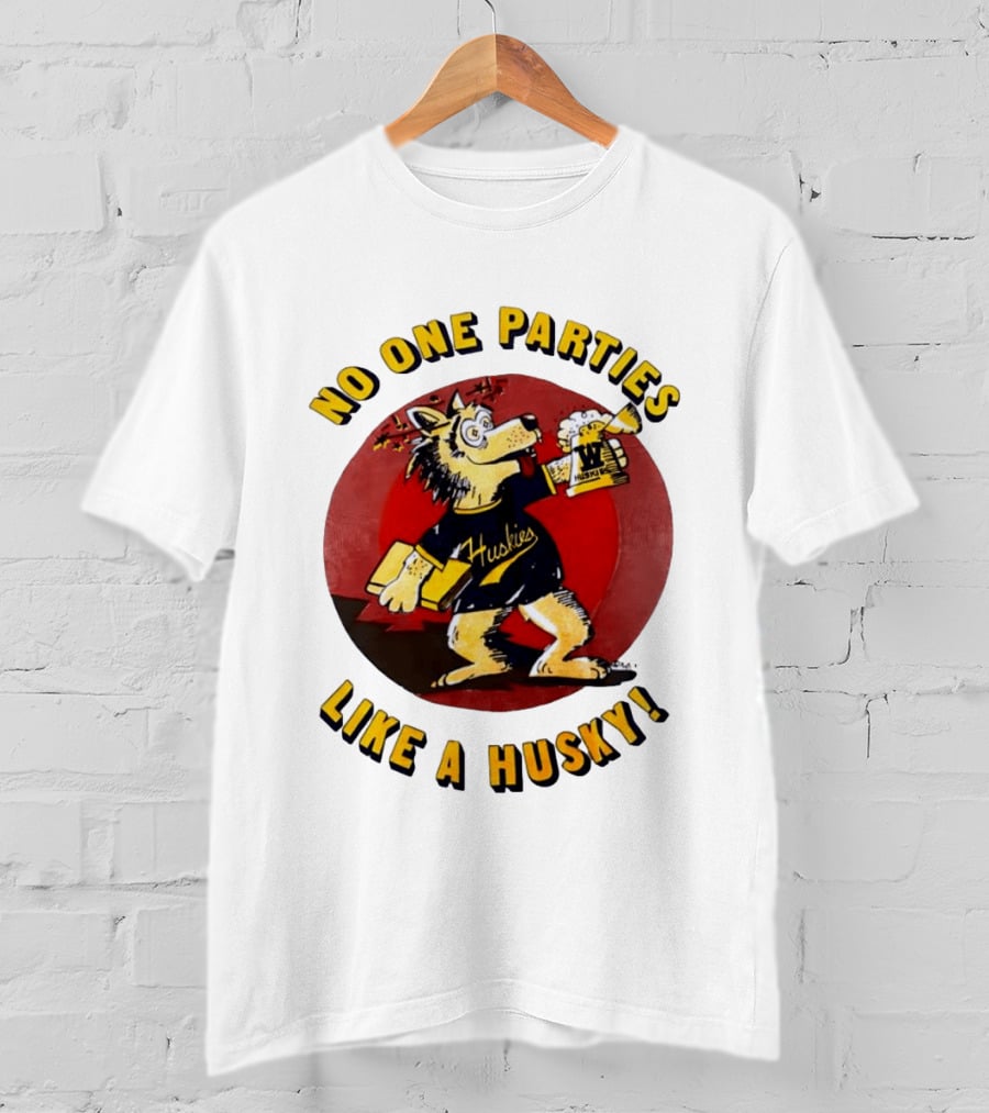 LB81 Wolf Drinking Beer And Carrying Book No One Parties Like A Husky Huskies T-Shirt