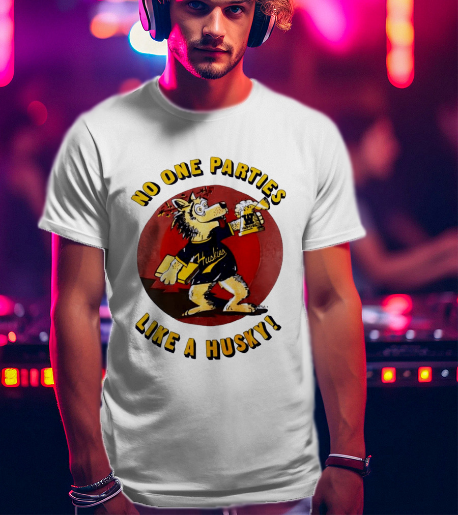 LB81 Wolf Drinking Beer And Carrying Book No One Parties Like A Husky Huskies T-Shirt