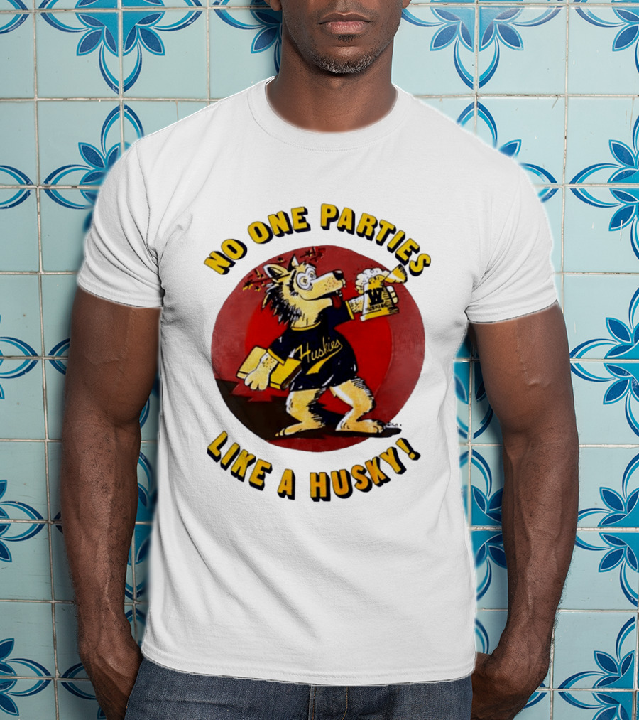 LB81 Wolf Drinking Beer And Carrying Book No One Parties Like A Husky Huskies T-Shirt