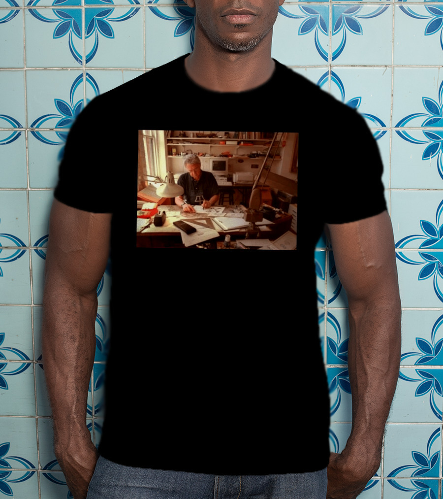 Pat Oliphant Cartoonist In Studio Drawing And Sketching T-Shirt