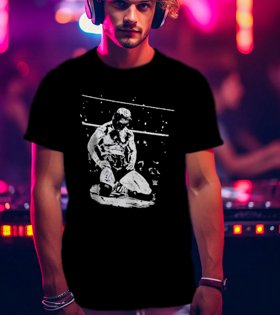 Rey Mysterio WWE Kneeling Pose Iconic Wrestler Image T-Shirt