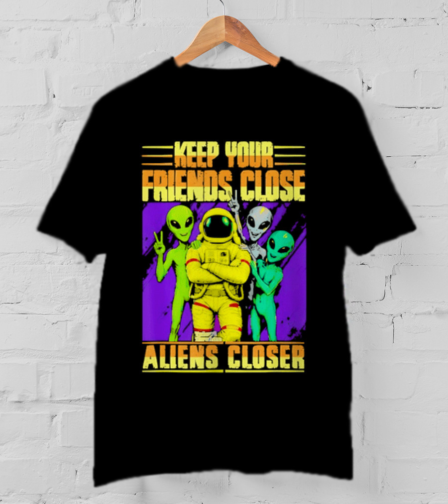 Keep Your Friends Close Aliens Closer Astronaut With Alien Friends T-Shirt