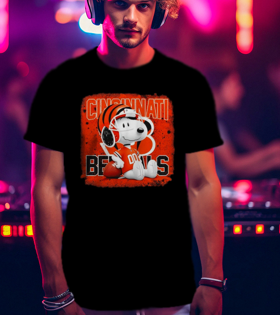 Cincinnati Bengals Snoopy 00 Football Helmet T-Shirt
