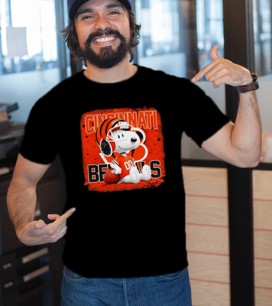 Cincinnati Bengals Snoopy 00 Football Helmet T-Shirt