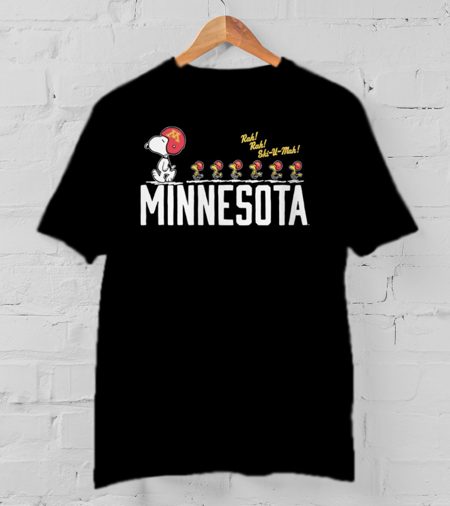 Peanuts Snoopy Minnesota Golden Gophers Ski U Mah Football Team T-Shirt