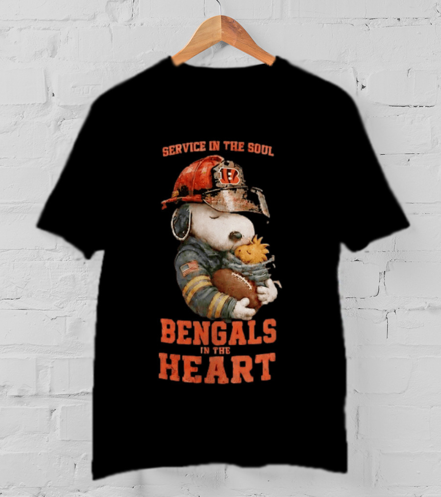 Service In The Soul Bengals In The Heart Snoopy Cincinnati Bengals Firefighter Hugging Woodstock T-Shirt