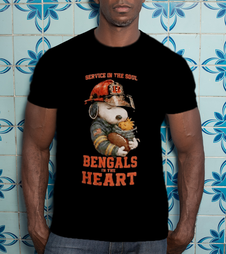 Service In The Soul Bengals In The Heart Snoopy Cincinnati Bengals Firefighter Hugging Woodstock T-Shirt