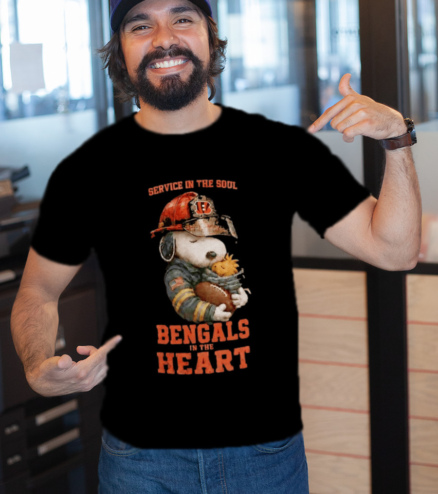 Service In The Soul Bengals In The Heart Snoopy Cincinnati Bengals Firefighter Hugging Woodstock T-Shirt