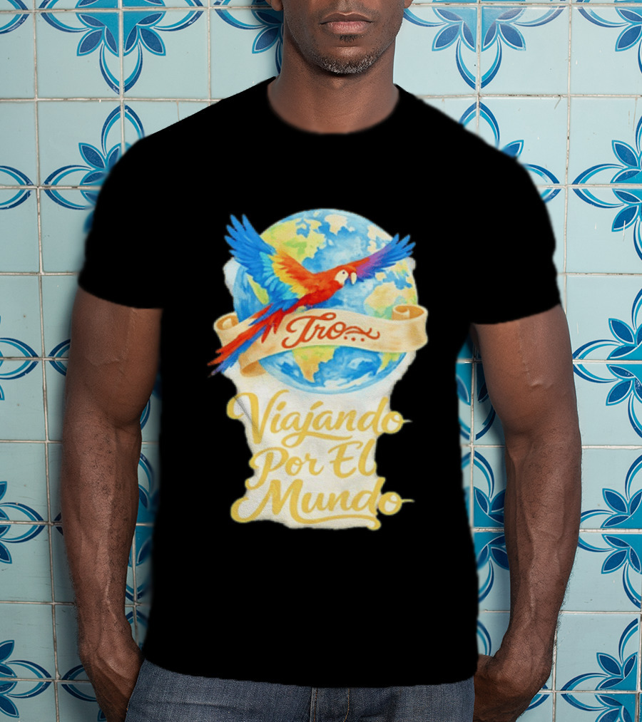 Tro Macaw Flying Across Globe Viaje Por El Mundo T-Shirt