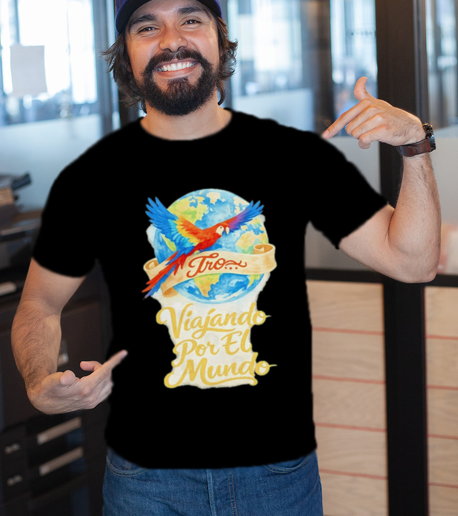 Tro Macaw Flying Across Globe Viaje Por El Mundo T-Shirt