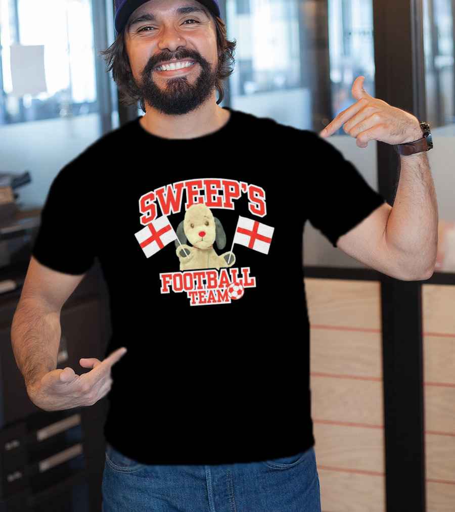 Sweep's Football Team Puppet Children's TV England Flags T-Shirt