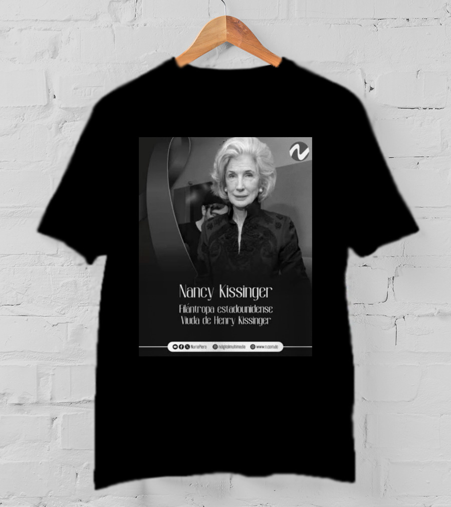 Nancy Kissinger Filántropa Estadounidense Viuda De Henry Kissinger Nuria Piera T-Shirt
