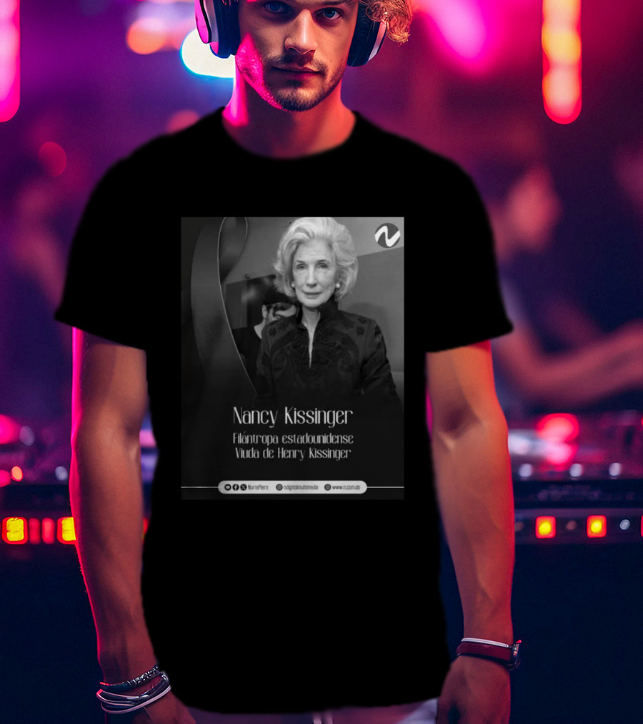 Nancy Kissinger Filántropa Estadounidense Viuda De Henry Kissinger Nuria Piera T-Shirt